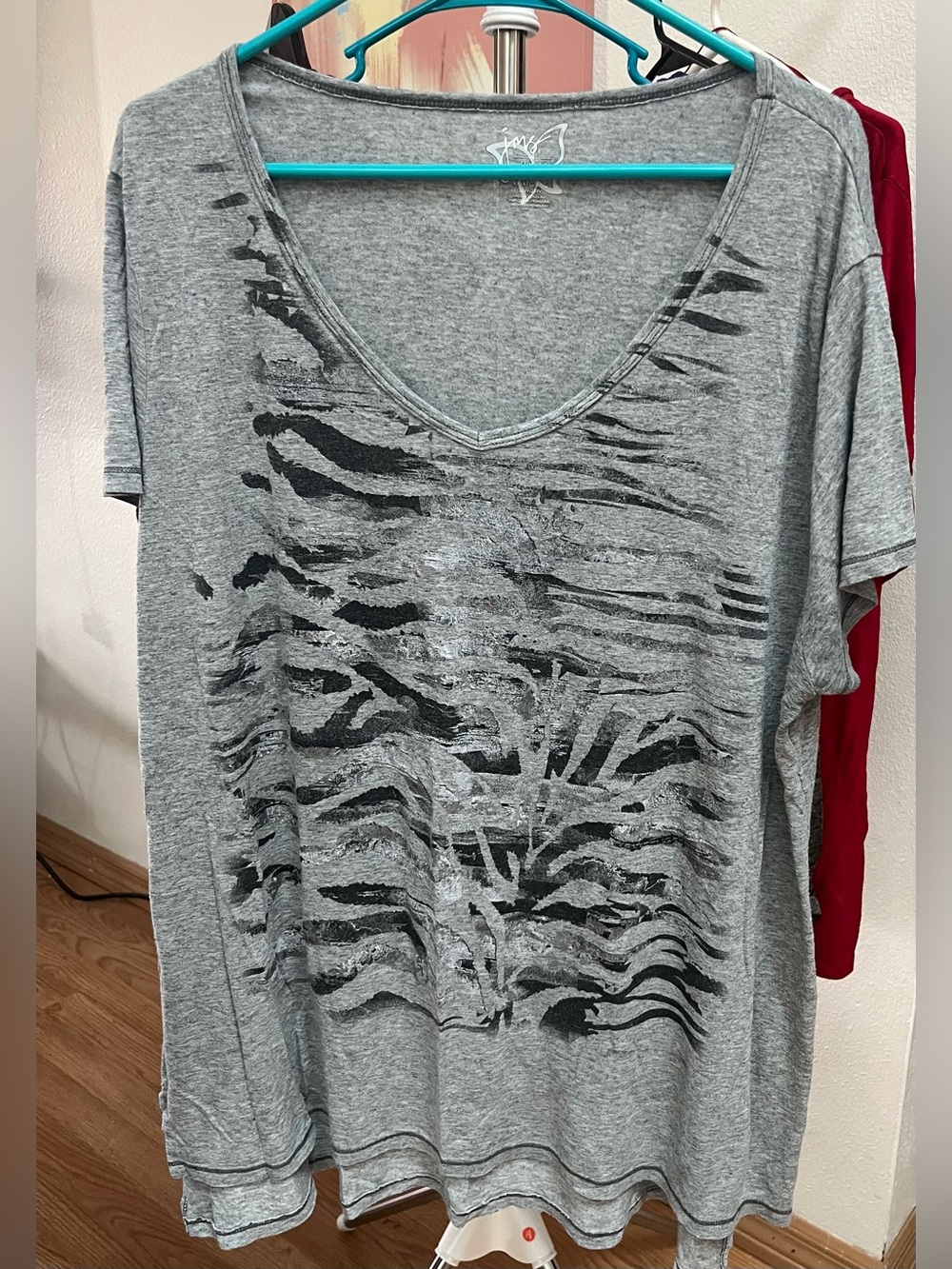 Just My Size Gray V-Neck Short Sleeve Top with Black Abstract Print